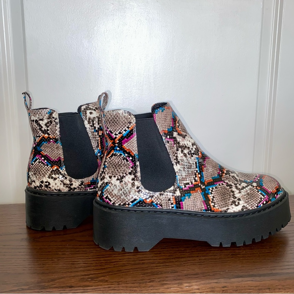NWOT Women's Platform Chelsea Booties Colorful Snakeskin Waterproof Size 9 - Picture 4 of 9